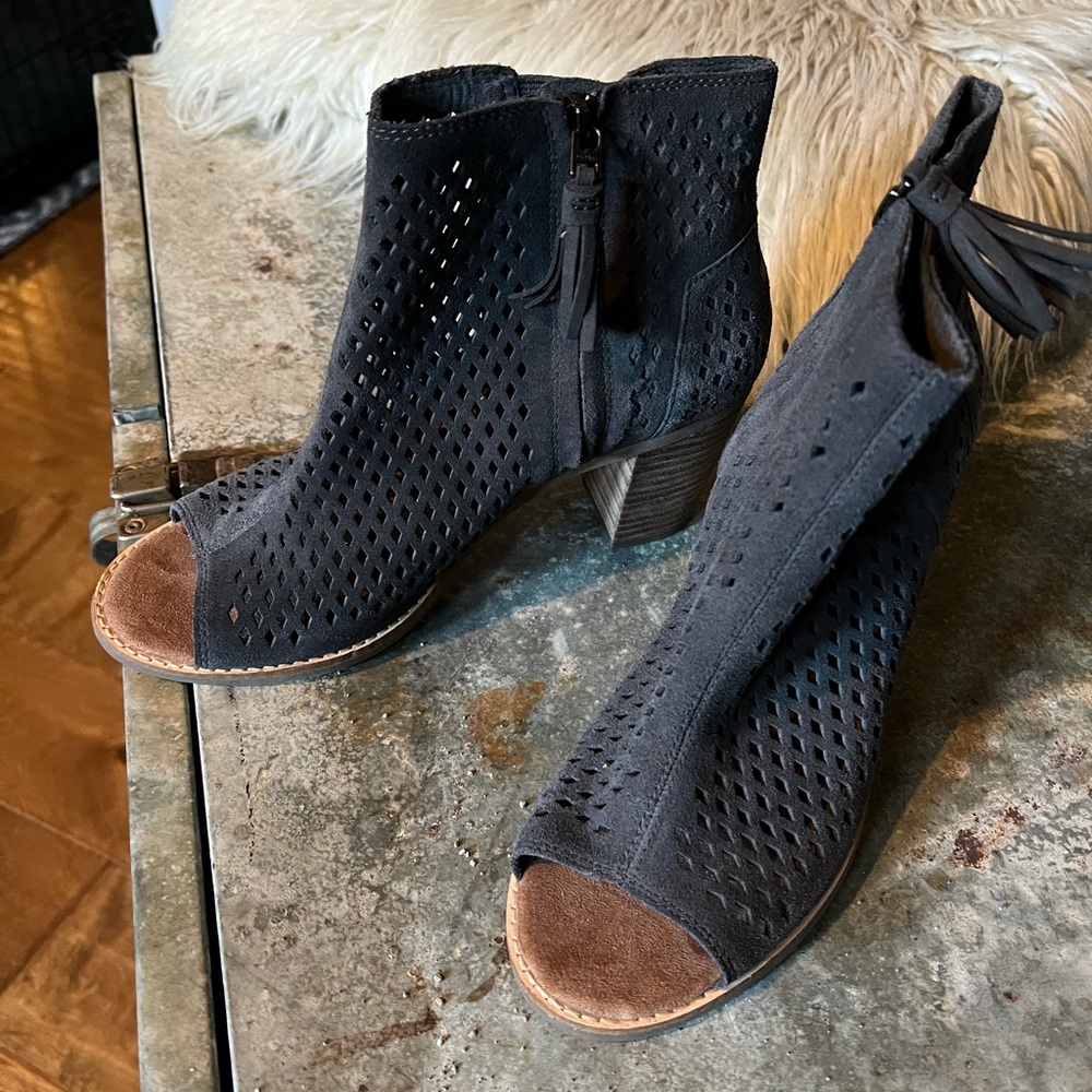 Comfy Toms peekaboo chunky heels- perfect condition, worn once